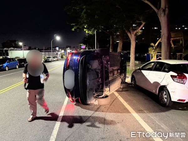 ▲台南市東區崇德路18日晚間發生自小客車擦撞翻覆事故，所幸駕駛自行脫困。（記者林東良翻攝，下同）