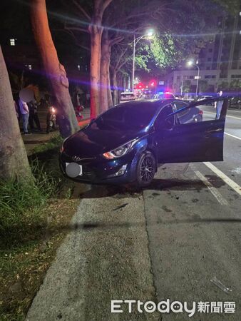 ▲台南市東區崇德路18日晚間發生自小客車擦撞翻覆事故，所幸駕駛自行脫困。（記者林東良翻攝，下同）