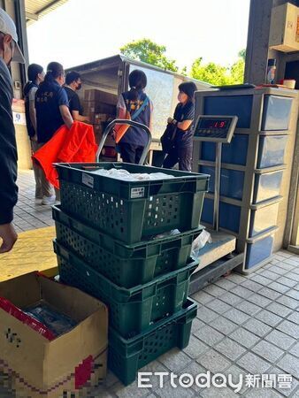 ▲▼過期食品             。（圖／記者陳宏瑞翻攝）