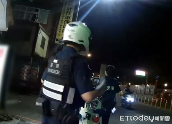 ▲警方快打部隊趕抵鹹酥雞店時，嫌犯己離去。（圖／桃園警分局提供）