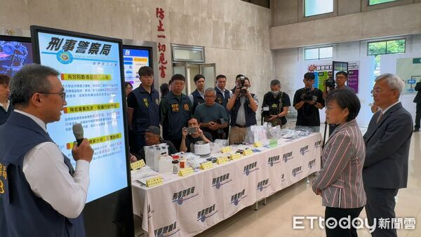 ▲內政部長劉世芳在警政署長張榮興陪同下視察央全台警方肅毒成果。（圖／記者張君豪翻攝）