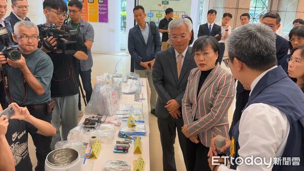 ▲內政部長劉世芳在警政署長張榮興陪同下視察央全台警方肅毒成果。（圖／記者張君豪翻攝）