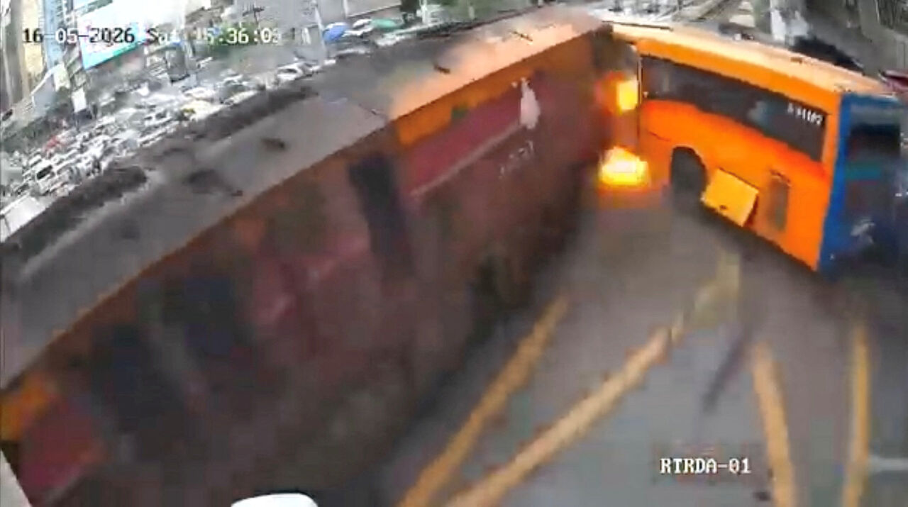 驚悚瞬間!火車攔腰撞公車8死 泰駕駛「竟被驗出是毒駕」