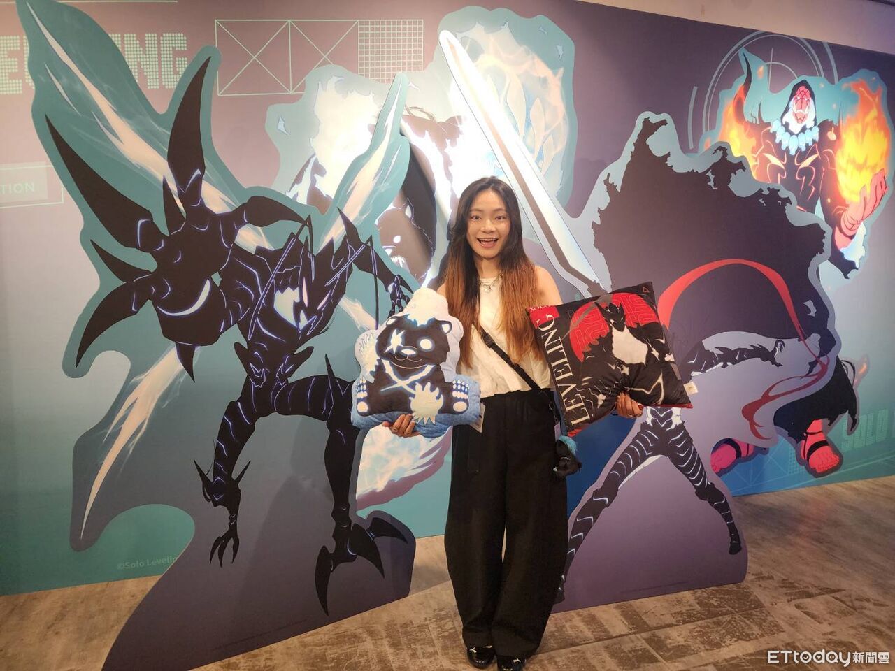 《我獨自升級》快閃店攻進台中 成振宇、闇影軍團現身新光三越