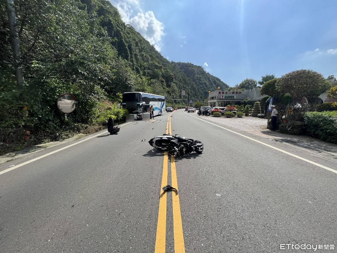 台14線驚悚事故!18歲騎士跨越雙黃線對撞遊覽車...現場畫面曝