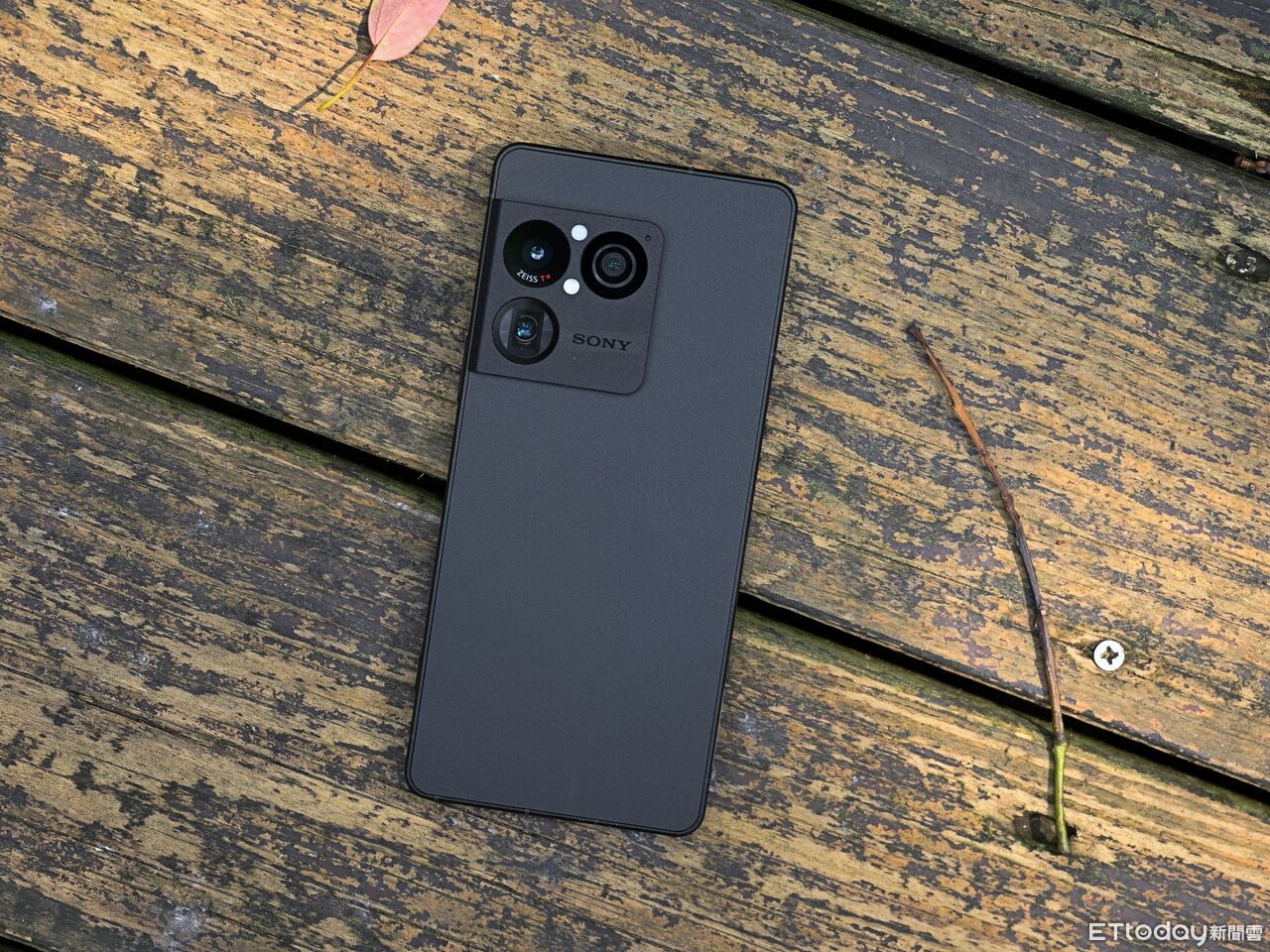 Sony Xperia 1 VIII 簡易開箱!2大升級重點「必摸原礦設計機背」