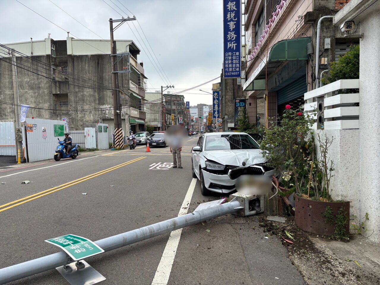 苗栗轎車突跨雙黃線逆向鏟倒燈桿!77歲駕駛「閃車」說遭打臉