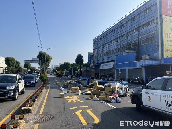 貨車轉彎「不敵離心力」貨物噴出變地雷 後車來不及閃撞一堆