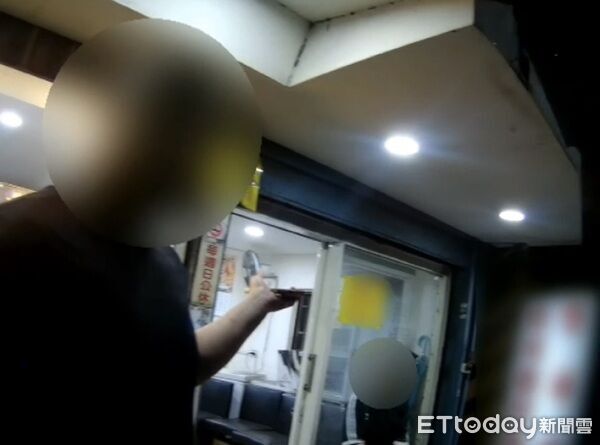 鹹酥雞店抽菸被制止!2男狂譙3字經還嗆砸店 闆娘嚇壞報警