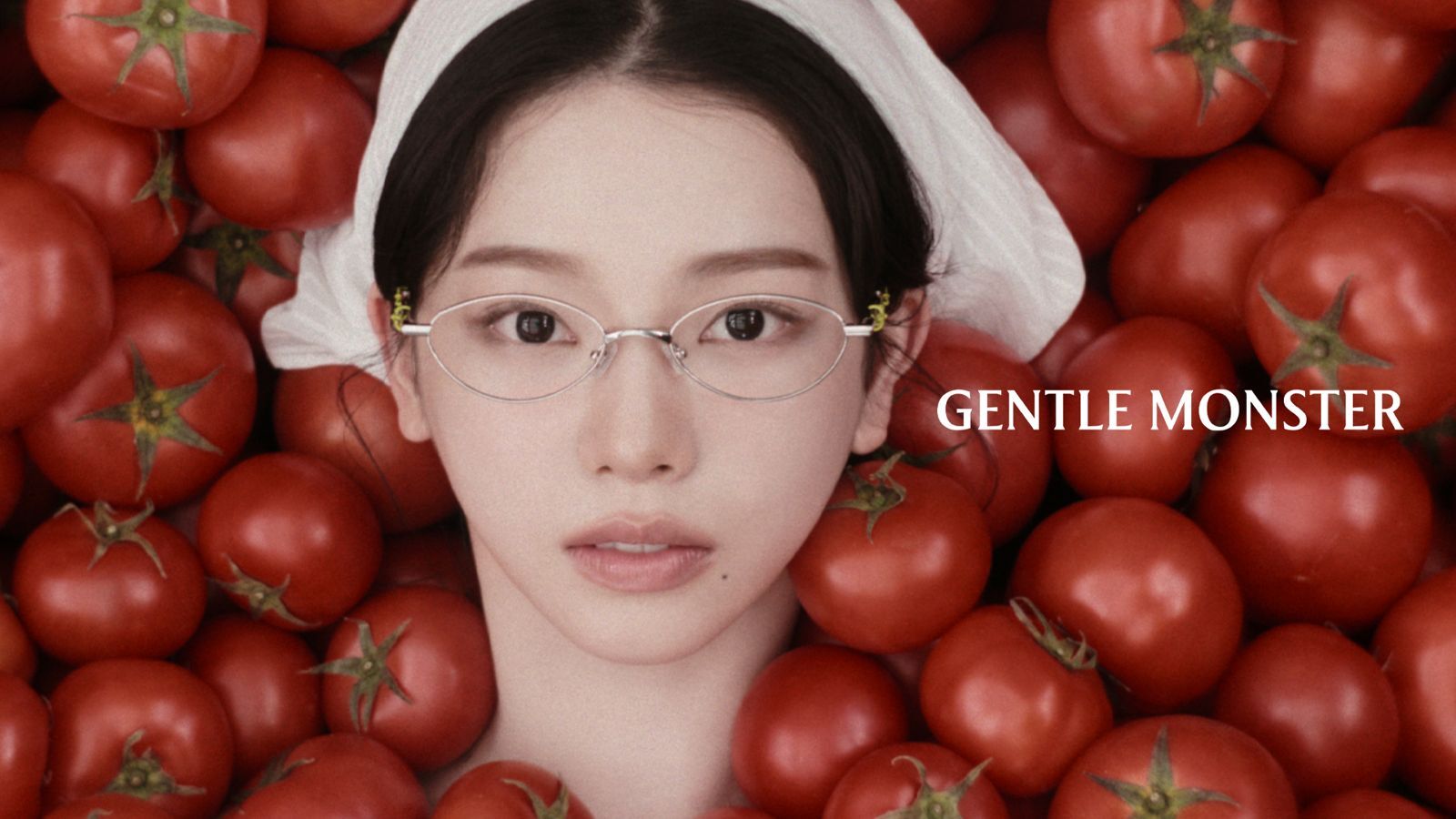 Karina演繹2026 Veggie系列視覺影片，被滿滿的蕃茄包圍。（GENTLE MONSTER提供）