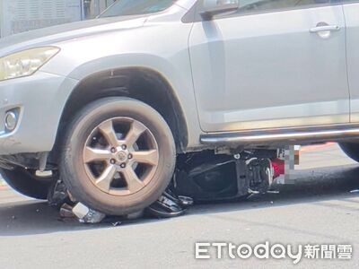快訊/台中新仁市場旁車禍!機車卡轎車底 阿嬤意識不清送醫