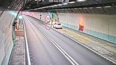 雪隧驚見男「避車彎下車」路邊滑手機　外側封閉半小時駕駛譙翻
