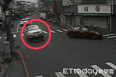 台中連環撞!無照女騎士撞上轉彎車彈飛 慘遭對向車輾斷腿