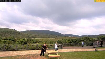 擎天崗野戰桌又被擺回！還撕掉鏡頭膠帶　網怒：國家公園是夜店嗎