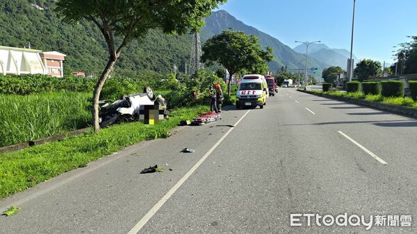 ▲▼白色自小客車自撞路樹整車翻覆，駕駛受困車內。（圖／民眾提供，下同）