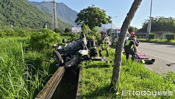 ▲▼白色自小客車自撞路樹整車翻覆，駕駛受困車內。（圖／民眾提供，下同）