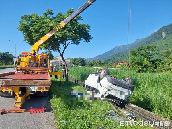 ▲▼白色自小客車自撞路樹整車翻覆，駕駛受困車內。（圖／民眾提供，下同）