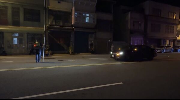 ▲苗栗市大坪頂一處巷口昨深夜發生死亡事故，90歲老翁遭撞飛不幸身亡。（圖／記者楊永盛翻攝）