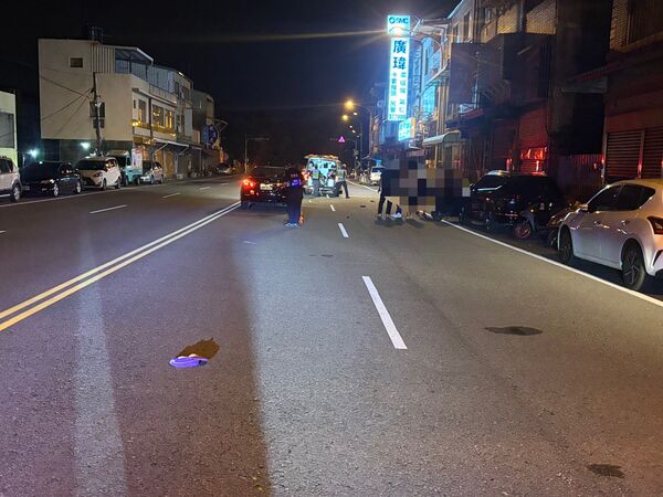▲苗栗市大坪頂一處巷口昨深夜發生死亡事故，90歲老翁遭撞飛不幸身亡。（圖／記者楊永盛翻攝）