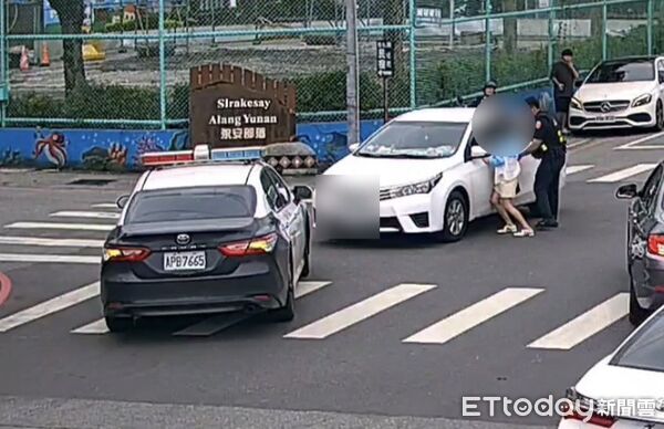 ▲▼母親與員警疏導規勸，少年仍執意不下車繼續開車前進。（圖／吉安警分局提供，下同）