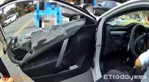 ▲▼母親與員警疏導規勸，少年仍執意不下車繼續開車前進。（圖／吉安警分局提供，下同）