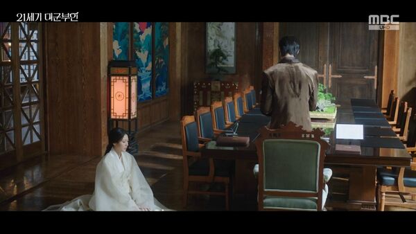 ▲▼《21世紀》這幕被指責王大妃不該對大君下跪。（圖／翻攝自MBC）