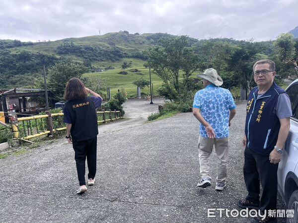 ▲▼花蓮縣政府農業處團隊偕同相關單位前往六十石山會勘交通動線及道路安全。（圖／花蓮縣政府提供，下同）