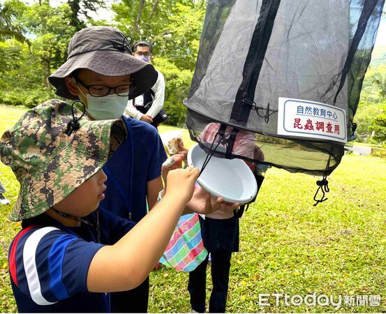 ▲親子同樂認識昆蟲吊網。（圖／花蓮分署提供，下同）