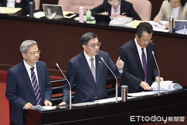 ▲行政院長卓榮泰（中）、國防部長顧立雄（右）19日在立法院接受質詢。（圖／記者徐文彬攝）