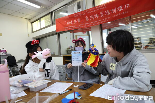 ▲嘉南藥理大學成立南部唯一「幼老共學南區人才培育中心」，19日在嘉藥幼保大樓舉行揭牌典禮。（記者林東良翻攝，下同）