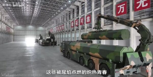 ▲▼火箭軍首次大批量公開長劍-100超音速巡航導彈畫面，現場至少有8輛TEL發射車。（圖／翻攝自新華社）