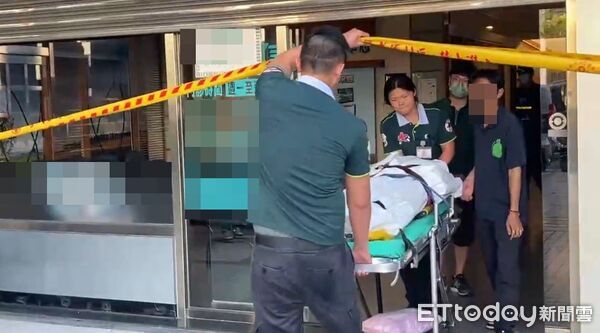 ▲台南某眼科診所驚悚意外，女員工遺體移出。（圖／記者林東良翻攝，下同）