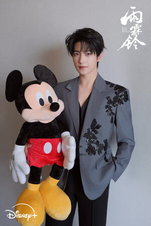▲兩代展昭世紀同框！釋小龍現身大讚《雨霖鈴》楊洋超帥。（圖／Disney+提供）