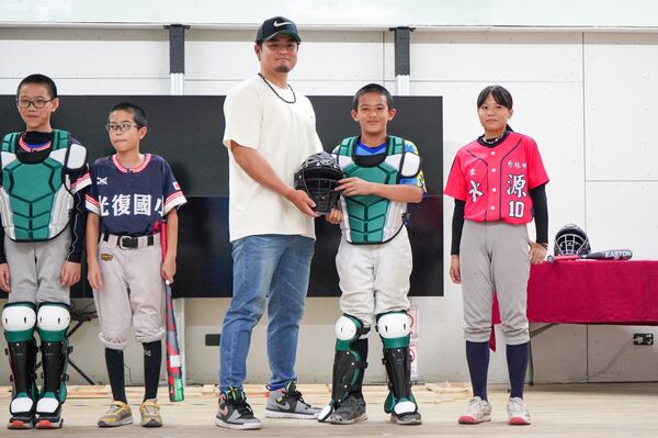 ▲助花蓮少棒重返紅土！林智勝、王躍霖 出席「回家得分」計畫送暖  。（圖／原棒協提供）