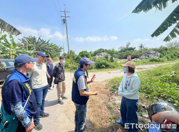▲▼高雄水源地80噸「舊衣垃圾山」擺5年。（圖／翻攝高雄市議員黃飛鳳臉書專頁）
