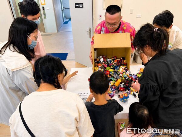 ▲一起拆玩具！台東親子館環保日孩子玩瘋了。（圖／記者楊晨東翻攝）