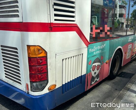 ▲要價不菲的法拉利F8跑車遭臨車擦撞，肇事駕駛恐負擔天價維修費用。（圖／記者張君豪翻攝）