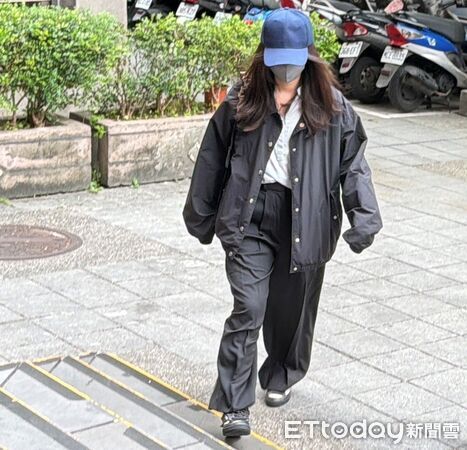 ▲▼台北地院今（19日）審理柬埔寨太子集團來台跨境洗錢案，傳訊被告李守禮（白襯衫淺色長褲）、陽金泉（白上衣黑色斜背包）、劉純妤（短髮黑口罩）、林昱妏（深色外套戴帽子）出庭。（圖／記者黃哲民攝）