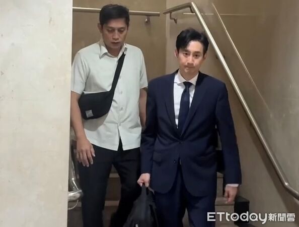 ▲▼台北地院今（19日）審理柬埔寨太子集團來台跨境洗錢案，傳訊被告李守禮（白襯衫淺色長褲）、陽金泉（白上衣黑色斜背包）、劉純妤（短髮黑口罩）、林昱妏（深色外套戴帽子）出庭。（圖／記者黃哲民攝）