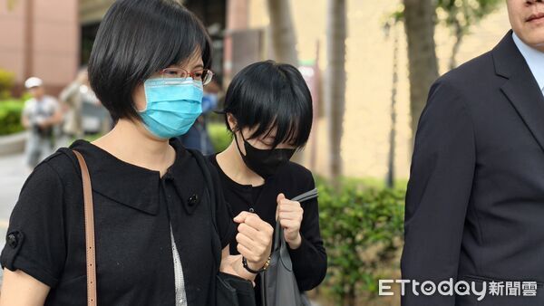 ▲▼台北地院今（19日）審理柬埔寨太子集團來台跨境洗錢案，傳訊被告李守禮（白襯衫淺色長褲）、陽金泉（白上衣黑色斜背包）、劉純妤（短髮黑口罩）、林昱妏（深色外套戴帽子）出庭。（圖／記者黃哲民攝）