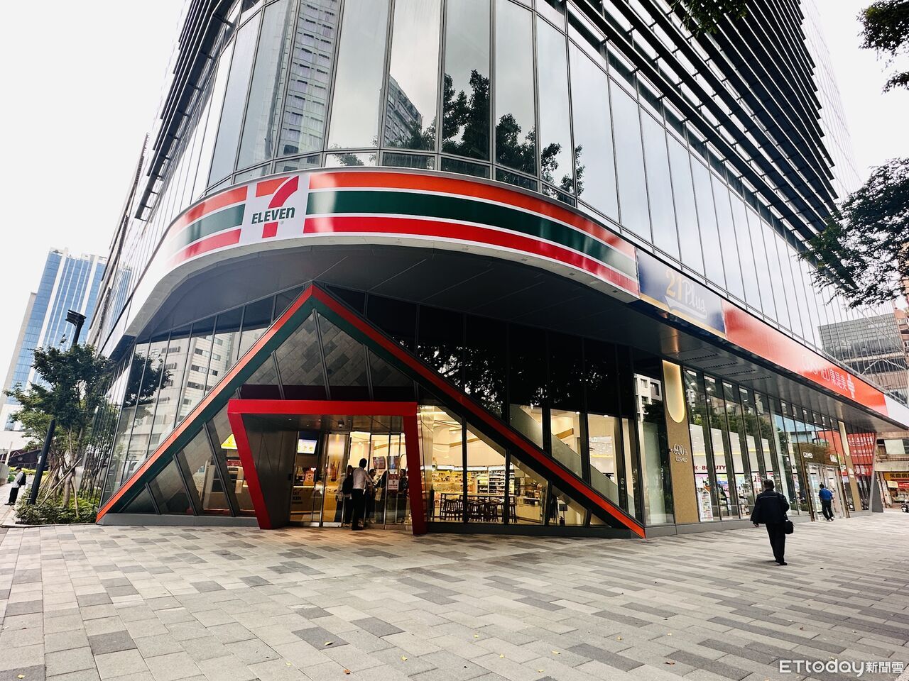 南港車站新地標!7-11愿秀門市4特色一次看 全家推李多慧主題店