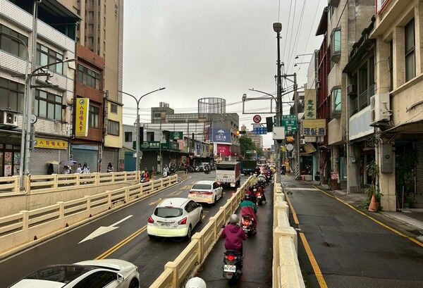 中壢龍岡地下道月開近3千張罰單 民怨「標示不明、牌面混淆」