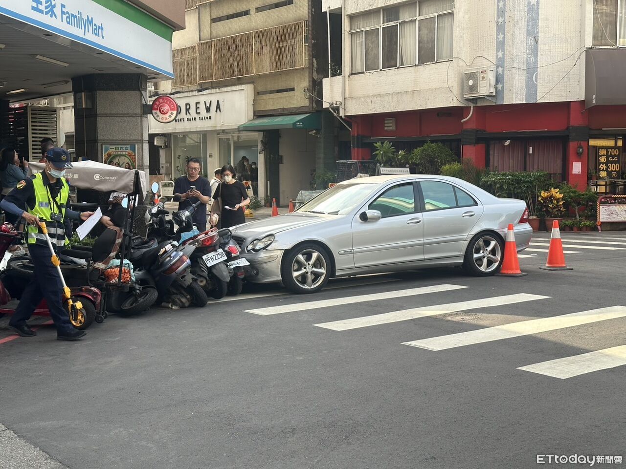 快訊/台中勤美商圈賓士失控!掃撞31部機車 現場混亂畫面曝