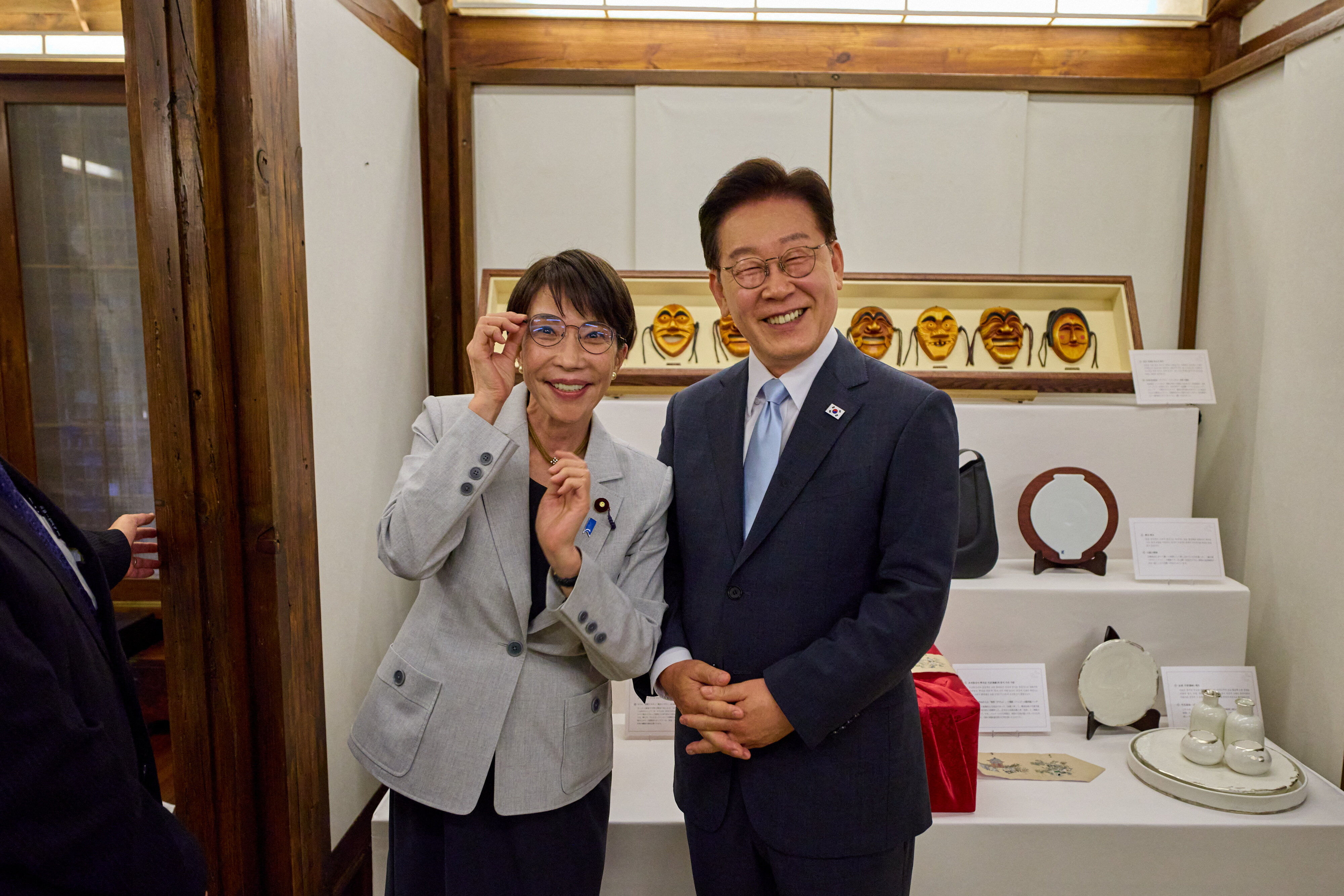 ▲▼高市早苗贈送李在明來自福井縣鯖江市的眼鏡框。（圖／路透）