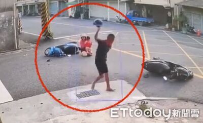 男鬼切壓車過彎撞翻母子！竟摔安全帽狂譙　她急抱3歲兒關心傷勢
