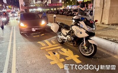 降速至2km突加速追撞警用重機　警「2罪嫌」通知特斯拉男明到案