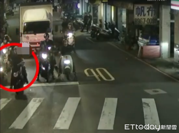▲板橋23歲男子毒駕拒檢狂飆2公里，撞擊警車倒地遭壓制逮捕。（圖／記者陳以昇翻攝）