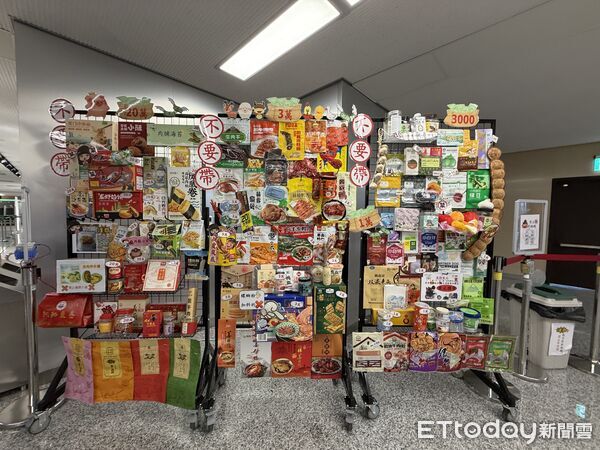 ▲▼金門小三通海關1.5個月狂攔3噸香菇、6噸零食塞爆場站。（圖／記者鄭逢時攝）