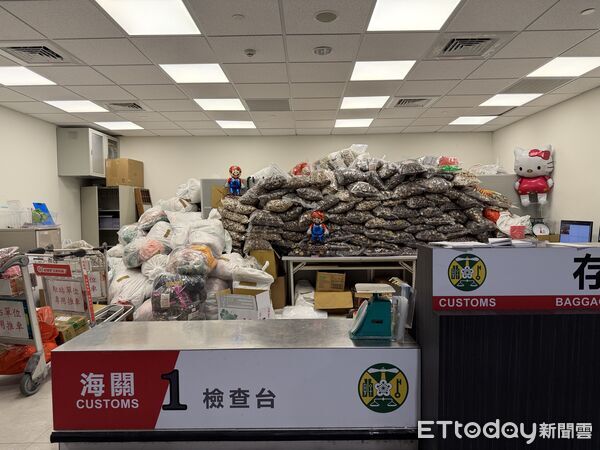 ▲▼金門小三通海關1.5個月狂攔3噸香菇、6噸零食塞爆場站。（圖／記者鄭逢時攝）