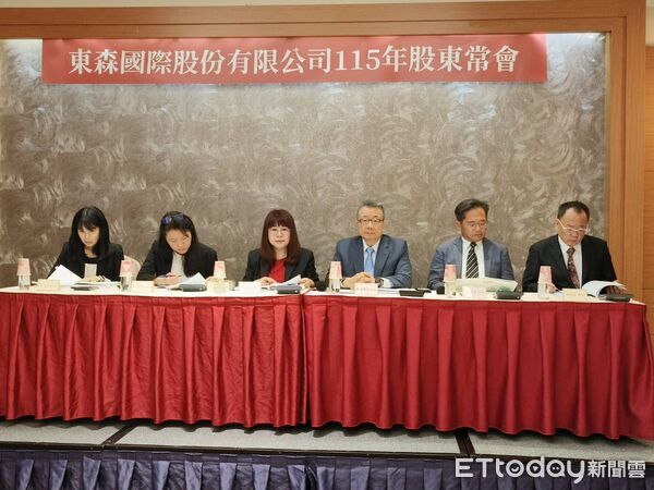 ▲股東會上左起蔡芸芸協理、黃欣婷會計師、周惠英總經理、廖尚文董事長、李坤璋獨董、劉煌基律師。（圖／記者張佩芬攝）